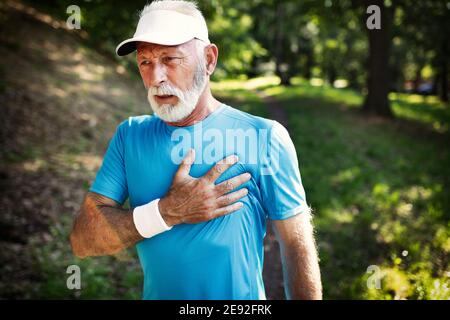 Homme plus âgé crise cardiaque après l'exécution de plein air d'entraînement Banque D'Images