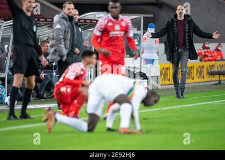 Stuttgart, Allemagne. 29 janvier 2021. Football: Bundesliga, VfB Stuttgart - FSV Mainz 05, Matchday 19, Mercedes-Benz Arena. L'entraîneur de Stuttgart (retour, r) réagit à un défi. Credit: Sebastian Gollnow/dpa - NOTE IMPORTANTE: Conformément aux règlements de la DFL Deutsche Fußball Liga et/ou de la DFB Deutscher Fußball-Bund, il est interdit d'utiliser ou d'avoir utilisé des photos prises dans le stade et/ou du match sous forme de séquences et/ou de séries de photos de type vidéo./dpa/Alay Live News Banque D'Images