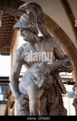 Florence, Italie - 2020, janvier 18 : sculpture en marbre de Patroclo et Menelao. Il est situé à la Loggia dei Lanzi, Piazza Signoria, Firenze. Banque D'Images