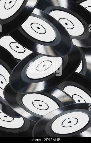 Image de concept de plusieurs disques de vinyle en noir et blanc tombant dans l'air. Banque D'Images