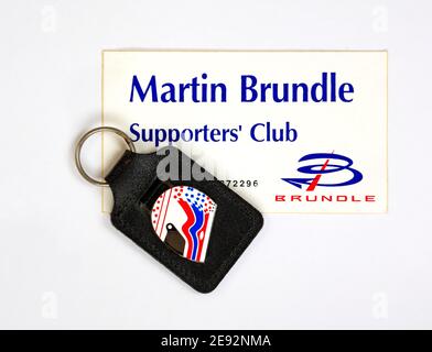 Les souvenirs de Formula One de l'ancien pilote de F1 Martin Brundle se composent de la carte du club des supporters et du porte-clés de 1997 alors qu'il était chauffeur d'équipe Jordan. Banque D'Images