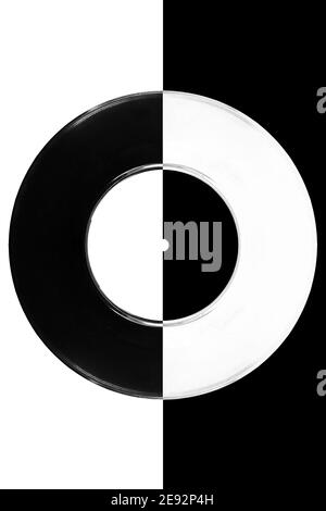 Une image de style ying yang d'un disque en vinyle. Un côté noir et un côté blanc. Portrait orientation concept style photographie. Banque D'Images