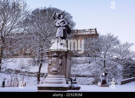 Parc du château de Nottingham et statue d'Albert ball dans la neige, Nottingham City Noteghamshire Angleterre Royaume-Uni Banque D'Images