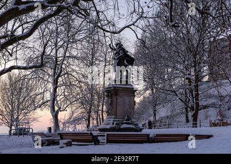 Parc du château de Nottingham et statue d'Albert ball dans la neige, Nottingham City Noteghamshire Angleterre Royaume-Uni Banque D'Images