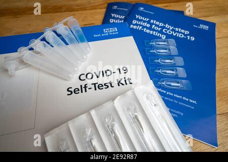 La pandémie du coronavirus en gros plan gouvernement nouvelle variante de test complet à domicile Kit du NHS National Health autotests diagnostic écouvillons instructions isolement Banque D'Images