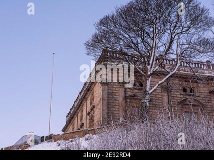 Feu tôt le matin sur le château de Nottingham, couvert de neige fraîche, Nottingham City Nottinghamshire Angleterre Royaume-Uni Banque D'Images