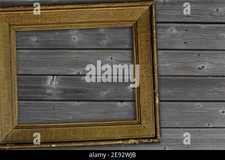 cadre jaune vintage sur une surface en bois. Photo de haute qualité Banque D'Images