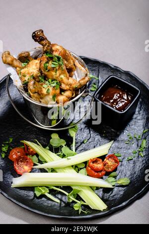 Checken frit dans un seau décoratif avec des légumes à un restaurant