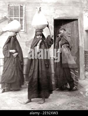 Photographie de la fin du XIXe siècle - Egyptiennes transportant de l'eau, Égypte. Banque D'Images