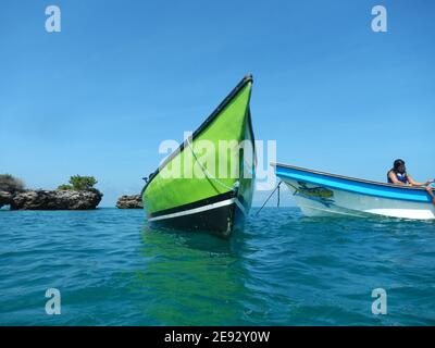 Le bateau à la plongée en apnée dans la réserve naturelle de Rosario, mer des Caraïbes, Colombie Banque D'Images