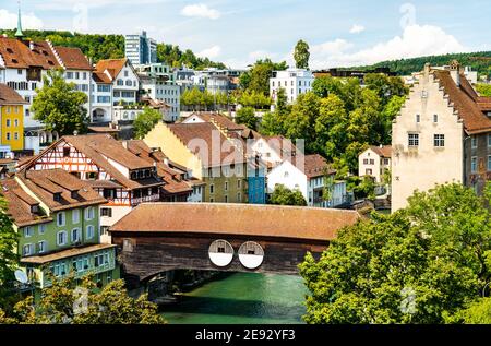Pont en bois traversant la rivière Limmat à Baden, Suisse Banque D'Images
