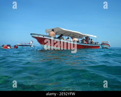 Le bateau à la plongée en apnée dans la réserve naturelle de Rosario, mer des Caraïbes, Colombie Banque D'Images