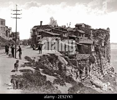 Photographie de la fin du XIXe siècle - scène au bord de l'eau, Turquie Banque D'Images