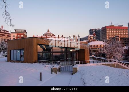 Nottingham Castle nouveau centre d'accueil dans la neige, Nottingham City Noteghamshire Angleterre Royaume-Uni Banque D'Images