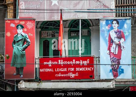 YANGON, MYANMAR - 2 JANVIER 2016 : Bureau de la Ligue nationale pour la démocratie avec des portraits d'Aung San et d'Aung San Suu Kyi à Yangon, au Myanmar. Banque D'Images