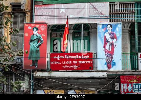 YANGON, MYANMAR - 2 JANVIER 2016 : Bureau de la Ligue nationale pour la démocratie avec des portraits d'Aung San et d'Aung San Suu Kyi à Yangon, au Myanmar. Banque D'Images