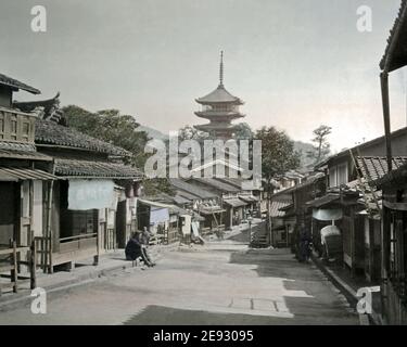 Photographie de la fin du XIXe siècle - scène de rue, pagode, Yasaka, Japon Banque D'Images