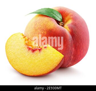 Fruit de pêche entier mûr avec feuille verte et tranche isolée sur fond blanc avec passe-cheveux. Profondeur de champ complète. Banque D'Images