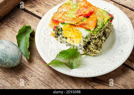 Pasqualina gâteau italien de Pâques avec épinards et oeuf. Banque D'Images