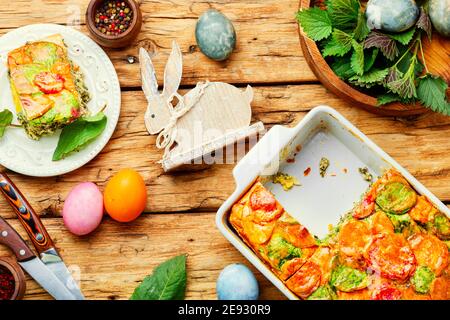 Pasqualina gâteau italien de Pâques avec épinards et oeuf. Banque D'Images