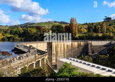 Le barrage de Karapiro, en Nouvelle-Zélande, construit dans les années 1940 pour produire de l'énergie hydroélectrique. Il y a une route publique en haut Banque D'Images