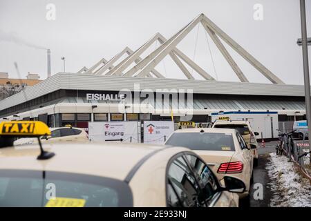 Berlin, Allemagne. 02 février 2021. Des taxis sont stationnés devant le centre de vaccination du stade Erika Heß. Credit: Christoph Soeder/dpa/Alay Live News Banque D'Images