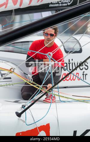 Tanguy de Lamotte à bord du yacht français IMOCA 60 initiatives coeur au début du 90e anniversaire Rolex Fastnet Race on the Solent. Image d Banque D'Images