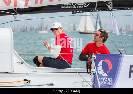 Sam Davies à bord du yacht français IMOCA 60 initiatives coeur Avec Tanguy de Lamotte au début du 90e Anniversaire Rolex Fastnet Race sur le SO Banque D'Images