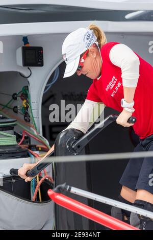 Sam Davies à bord du yacht français IMOCA 60 initiatives coeur Avec Tanguy de Lamotte au début du 90e Anniversaire Rolex Fastnet Race sur le SO Banque D'Images