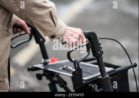 Berlin, Allemagne. 02 février 2021. Une personne âgée marche avec un marcheur. Credit: Kira Hofmann/dpa-Zentralbild/dpa/Alay Live News Banque D'Images