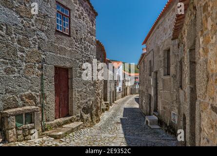 Rue médiévale dans le village de Linhares, Parc naturel de Serra da Estrela, région du Centro, Portugal Banque D'Images