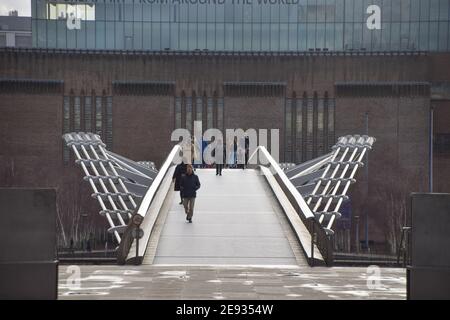 Personnes marchant le long du Millennium Bridge avec Tate Modern en arrière-plan, Londres, Royaume-Uni. Banque D'Images