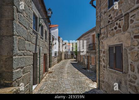 Rue médiévale dans le village de Linhares, Parc naturel de Serra da Estrela, région du Centro, Portugal Banque D'Images