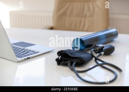 Moderne, moderne, simple cabinets de médecin.-UN ordinateur sur un bureau connecté à un réseau aide avec succès à détecter les symptômes de diverses maladies Banque D'Images