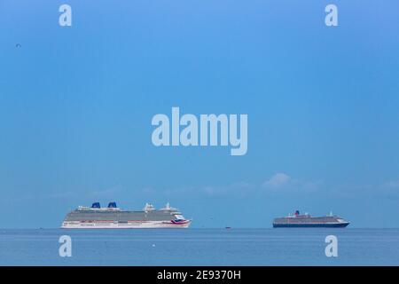 P&O Cruisess' Britannia (à gauche) et Cunard's Queen Victoria, à l'ancre à Weymouth Bay pendant la pandémie Covid-19 Date de la photo mardi 1er septembre, Banque D'Images