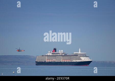 La reine Elizabeth de Cunard à l'ancre dans la baie de Weymouth. L'industrie des croisières a subi une fermeture complète pendant la pandémie de Covid-19. Date de la photo Tu Banque D'Images