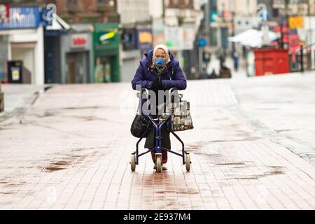 Walsall, West Midlands, Royaume-Uni. 2 février 2021. Une femme âgée fait du shopping dans le centre-ville de Walsall - code postal WS2 - qui a vu la variante sud-africaine de Covid 19 s'étendre dans la région. Des tests sur place au seuil de la porte et des unités de test mobiles seront déployés dans cette zone. Crédit : Peter Lophan/Alay Live News Banque D'Images