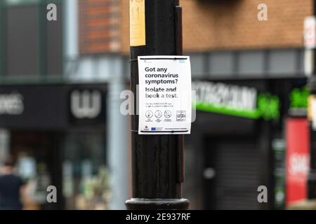 Walsall, West Midlands, Royaume-Uni. 2 février 2021. Un avis posté sur un lampost à Walsall - code postal WS2 - qui a vu la variante sud-africaine de Covid 19 s'étendre dans toute la région. Des tests sur place au seuil de la porte et des unités de test mobiles seront déployés dans cette zone. Crédit : Peter Lophan/Alay Live News Banque D'Images