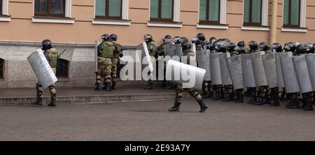 Forces spéciales pour combattre les manifestations de rue. Protection complète pour équipement, protections. Police anti-émeute en action. Banque D'Images