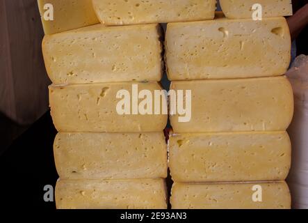 Des coupes ou kashkaval kasseri en vente sur l'étagère Banque D'Images