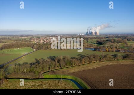 vue aérienne de la grande centrale électrique traditionnelle et des environs de ville et de terre Banque D'Images