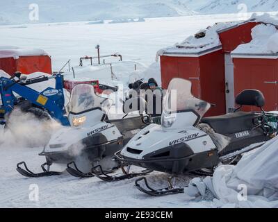 Motoneiges devant le seul magasin. Le village traditionnel et éloigné des inuits groenlandais Kullorsuaq, situé dans la baie Melville, qui fait partie du Baff Banque D'Images