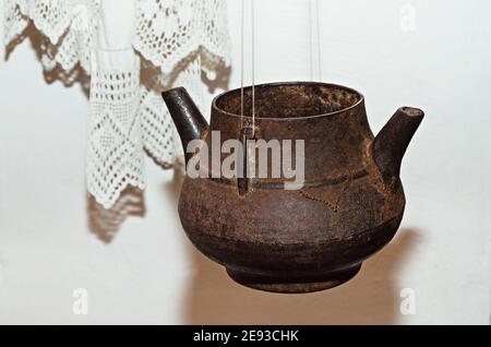 Lavabo en cuivre antique sur le fond du poêle et des serviettes. Mise au point sélective Banque D'Images