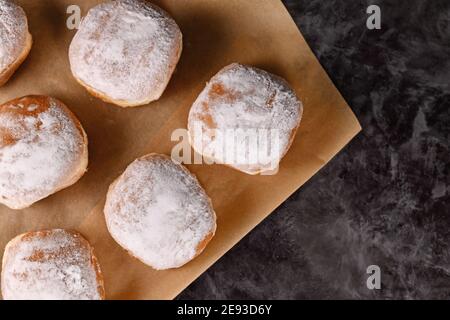 Vue de dessus de 'Berliner Pfannkuchen', un donut allemand traditionnel comme un dessert rempli de confiture faite de pâte de levure douce frite dans la graisse Banque D'Images