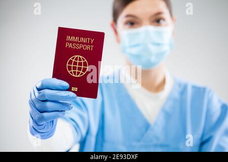 US CDC médecin tenant rouge passeport d'immunité globale, SRAS re-infection sans risque Concept de certificat PCR, récupéré COVID-19 patient recevoir convalesc Banque D'Images