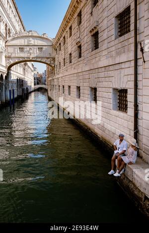 Canaux de Venise Italie pendant l'été en Europe, Architecture et monuments de Venise. Italie Europe, couple homme et femme de milieu d'âge visitant le pont de vues à Venise Banque D'Images