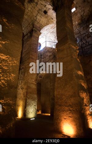 L'ancienne ville taillée dans la roche de Dara, en Turquie, avec des habitations de grottes, des tombes et des ruines des empires byzantin et sassanide près de la frontière Turquie/Syroa Banque D'Images