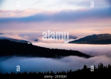 Tôt le matin et brume sur les montagnes écossaises Banque D'Images