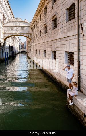 Canaux de Venise Italie pendant l'été en Europe, Architecture et monuments de Venise. Italie Europe, couple homme et femme de milieu d'âge visitant le pont de vues à Venise Banque D'Images