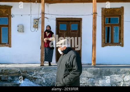 Homme de village, turc avec masque médical sur le visage. Corona Days en Turquie. Banque D'Images